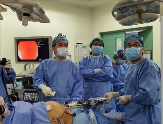 Bác sĩ Việt Nam hướng dẫn thành công ca phẫu thuật rô bốt tại Philippines