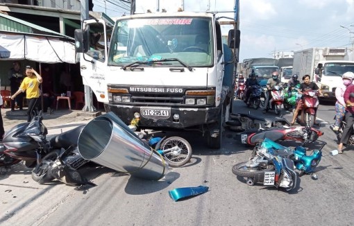 Ôtô tông hàng loạt xe máy dừng đèn đỏ, nhiều người bị thương