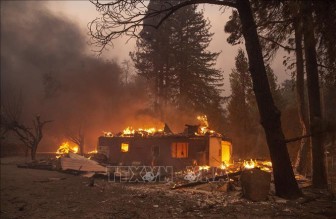 Khoảng 180.000 người phải sơ tán vì cháy rừng tại California