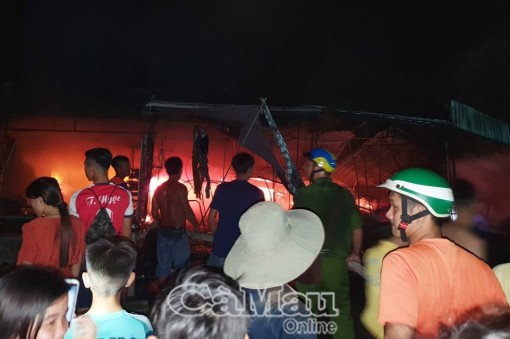 Cà Mau: cháy khoảng 10 căn nhà dân tại thị trấn ven biển