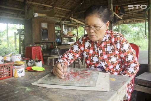 Độc đáo nghề vẽ tranh trên kính ở Phú Tân