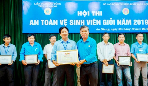Trao giải Hội thi An toàn vệ sinh viên giỏi cấp tỉnh