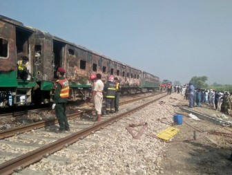 Nhảy ra khỏi đoàn tàu đang cháy, ít nhất 64 người thiệt mạng