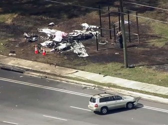 Máy bay lao vào ô tô trên đường cao tốc khiến hai người thiệt mạng