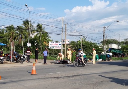 Nằm giữa đường bị xe cán tử vong