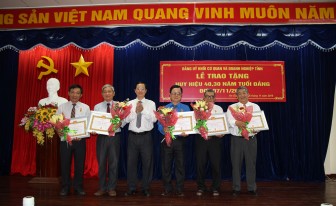 Đảng ủy Khối Cơ quan và Doanh nghiệp trao Huy hiệu Đảng cho 15 đảng viên