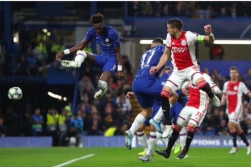 8 bàn, 2 thẻ đỏ; Chelsea và Ajax tạo ra trận cầu siêu kịch tính