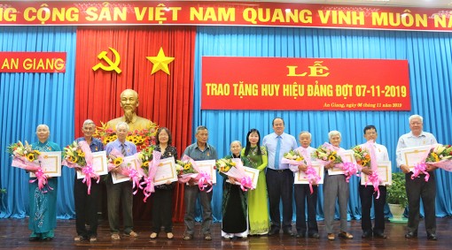 Trao Huy hiệu Đảng đợt kỷ niệm 102 năm Cách mạng Tháng Mười Nga