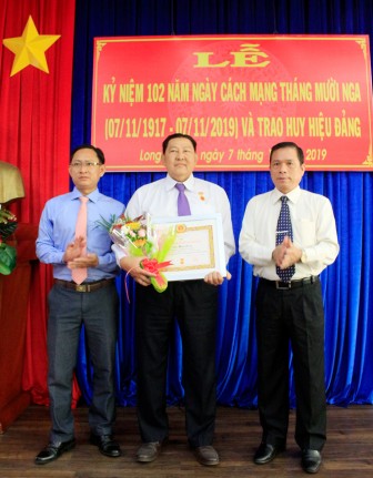 TP. Long Xuyên: Trao Huy hiệu Đảng và Huy hiệu “Vì sự nghiệp xây dựng và phát triển tỉnh An Giang”