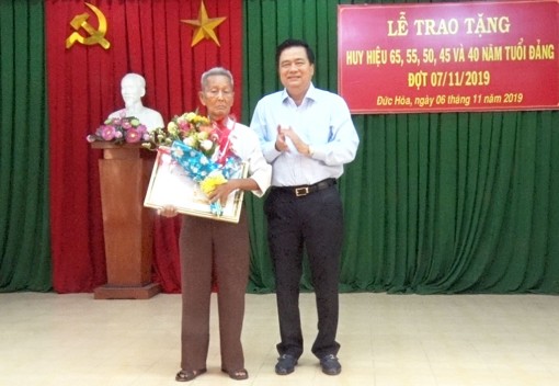 Bí thư Tỉnh ủy Long An – Phạm Văn Rạnh trao Huy hiệu Đảng tại Đức Hòa