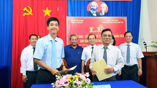Tiếp nhận Chi bộ Ban Quản lý Khu du lịch Núi Cấm về Chi bộ Trung tâm Xúc tiến Thương mại và Đầu tư tỉnh