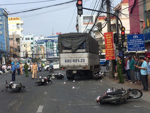 Lại xảy ra tai nạn giao thông khi chờ đèn đỏ