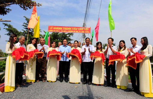 Khánh thành 2 cây cầu và trao quà cho đối tượng đang hưởng bảo trợ xã hội
