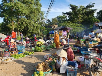 Đi chợ “chồm hổm” trên đỉnh núi Cấm