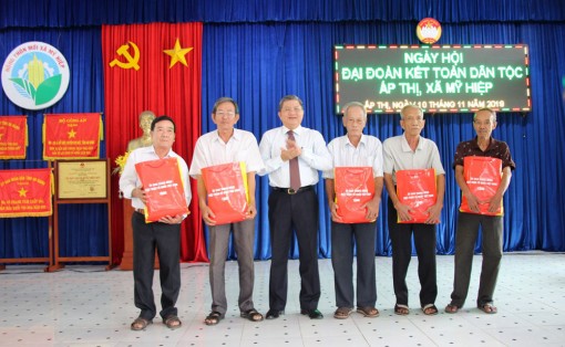 Chủ nhiệm Ủy ban Đối ngoại của Quốc hội Nguyễn Văn Giàu  dự Ngày hội Đại đoàn kết ở xã Mỹ Hiệp