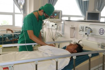 Bảo vệ Bệnh viện Tim mạch An Giang bị thanh niên lạ mặt đâm trọng thương