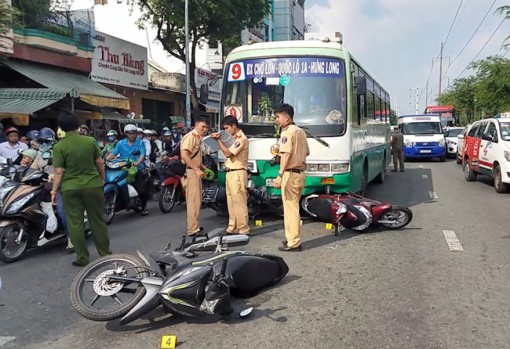 Xe buýt đâm hơn 10 xe máy dừng đèn đỏ, nhiều người bị thương