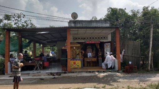 Long An: Đang ngủ trưa tại nhà, bị hàng xóm chém liên tiếp tử vong