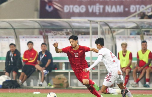 Công Phượng liên tục được đồng đội động viên khi thi đấu không tốt