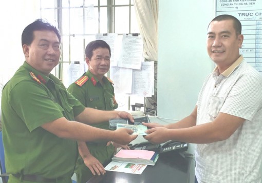 Khách Quảng Ninh vỡ òa nhận lại chiếc ví bị đánh rơi ở Hà Tiên