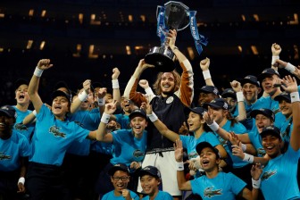 Tsitsipas lần đầu dự giải và đăng quang ATP Finals 2019