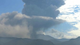 Nhật Bản nâng mức cảnh báo về núi lửa Shinmoe phun trào