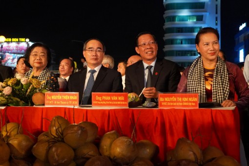 Chủ tịch Quốc hội - Nguyễn Thị Kim Ngân, Phó Thủ tướng Thường trực Chính Phủ - Trương Hòa Bình dự Lễ hội dừa tại Bến Tre