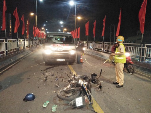 Bến Tre: Xe mô tô tông xe khách, một người nguy kịch