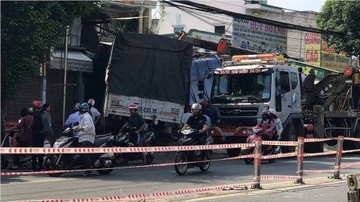 Tiền Giang: Xe tải tông sập nhà, chủ quán phở tử vong