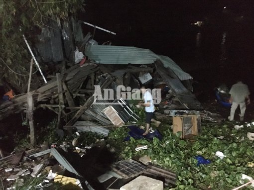 An Giang: Sà lan đụng sập nhà dân