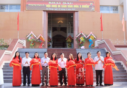 Khai mạc trưng bày chuyên đề “Hội ngộ Di sản văn hóa ba miền”