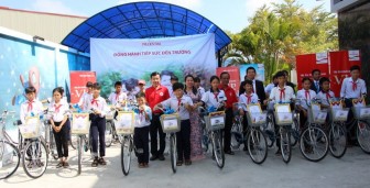 Prudential Việt Nam trao 20 xe đạp cho học sinh nghèo