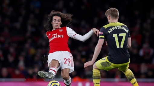 Hàng thủ sai sót, Arsenal hòa thất vọng Southampton