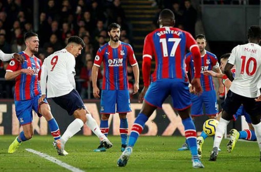 Thắng may mắn Palace, Liverpool tiếp tục bất bại