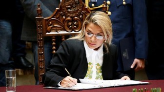 Tổng thống lâm thời tại Bolivia ký ban hành luật tổ chức tổng tuyển cử
