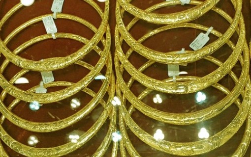 Giá vàng giảm mạnh theo dõi thỏa thuận thương mại Mỹ - Trung