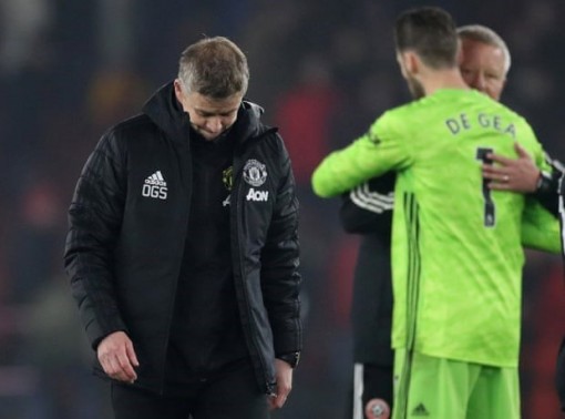 Manchester United đánh rơi chiến thắng trước đối thủ mới lên hạng