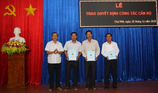 Chợ Mới trao quyết định điều động, bổ nhiệm 11 cán bộ