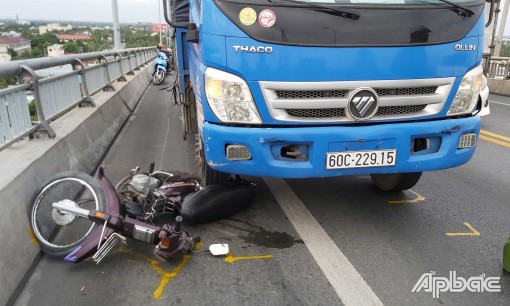 Va chạm xe tải trên cầu Rạch Miễu, 1 người tử vong
