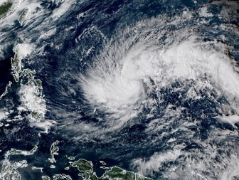 "Siêu bão” Kammuri tiến vào biển Đông sau khi càn quét Philippines