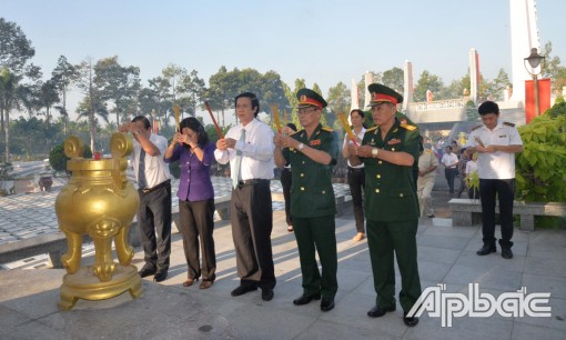 Lãnh đạo tỉnh Tiền Giang viếng Nghĩa trang Liệt sĩ tỉnh