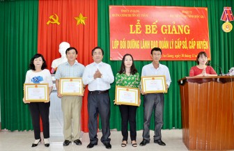 Bế giảng lớp bồi dưỡng cán bộ lãnh đạo, quản lý