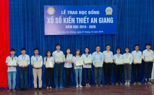 Trao 243 suất Học bổng Xổ số kiến thiết An Giang đợt I, năm học 2019- 2020