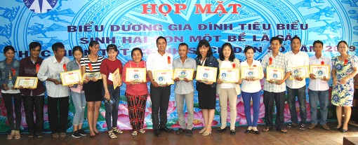 Tuyên dương 50 gia đình sinh con một bề là gái