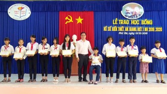 Trao 240 suất Học bổng Xổ số kiến thiết cho học sinh huyện Phú Tân