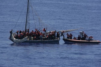 Chìm tàu chở người di cư ngoài khơi Mauritania, 57 người chết