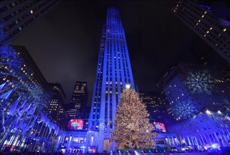 New York thắp sáng cây thông Noel khổng lồ