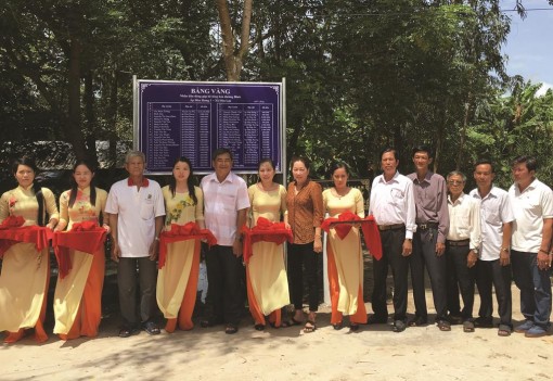 Huy động sức dân làm đường nông thôn