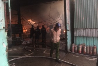 Công ty gỗ ở Bình Dương bị cháy rụi lúc rạng sáng