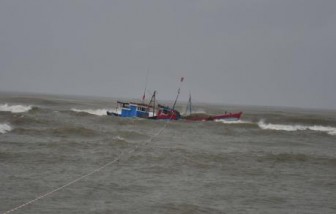 Sóng lớn đánh chìm tàu, 2 ngư dân Phú Yên mất tích